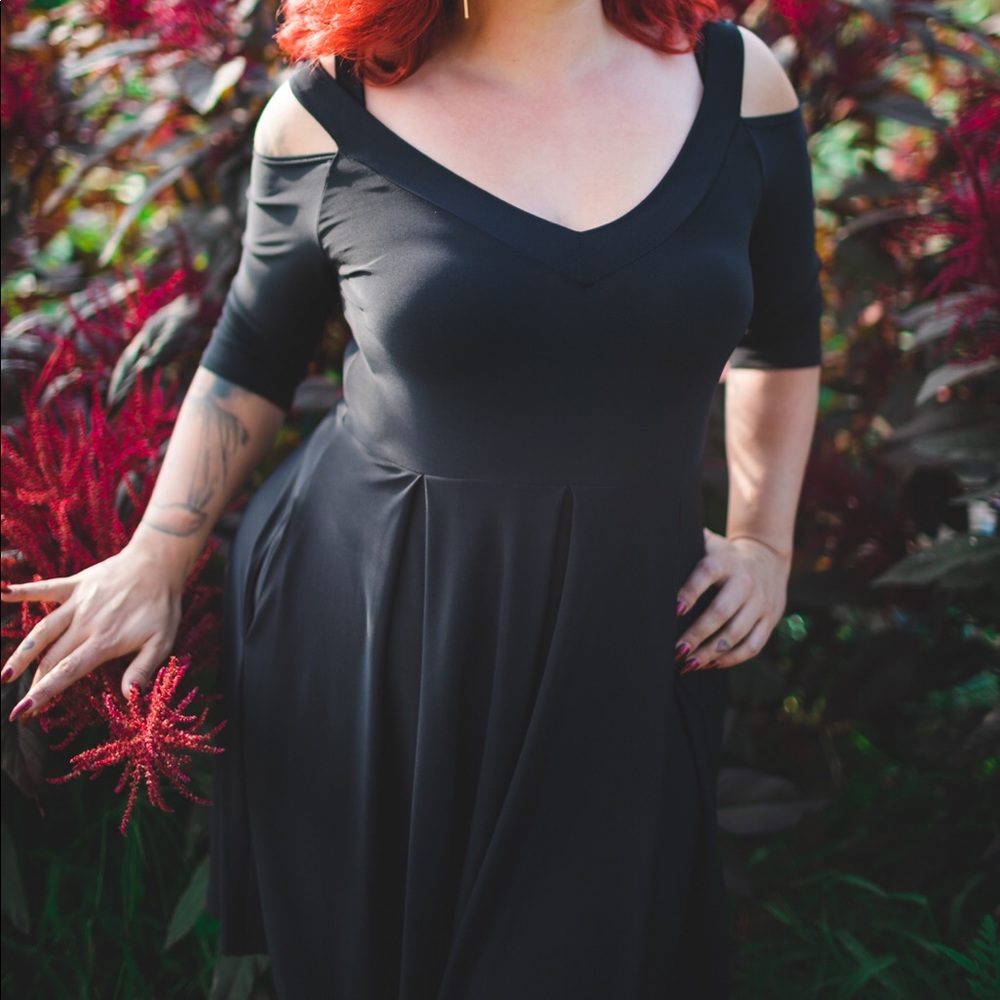 Plus Size ‘Vega’ Dress - Picture 4 of 7